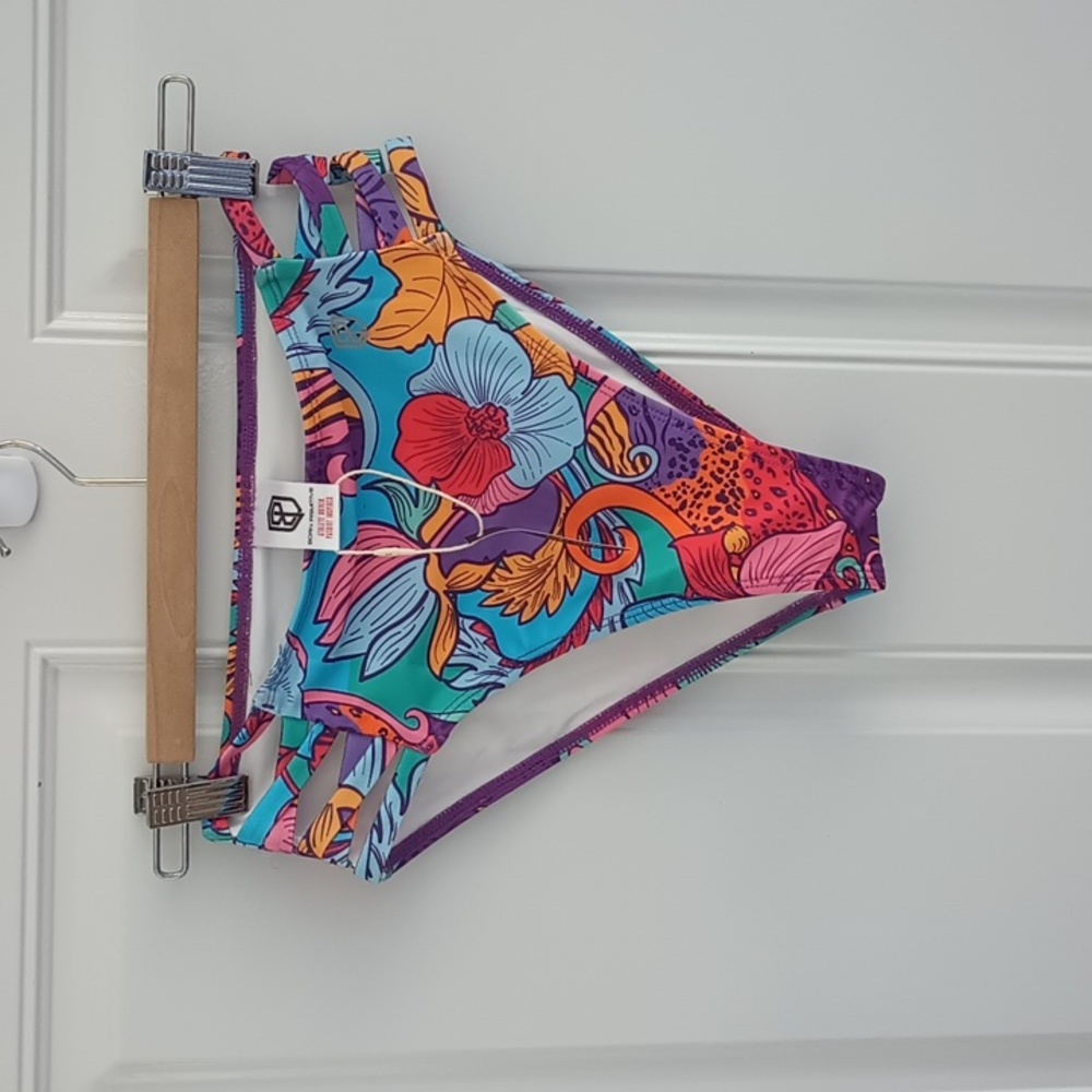 NWT Born Primitive Sandbar Bikini bottoms in flower child size M. High rise